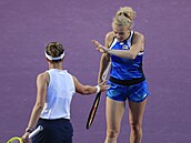 Barbora Krejčíková (vlevo) a Kateřina Siniaková se povzbuzují ve finále čtyřhry...