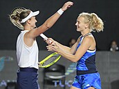 Barbora Krejčíková (vlevo) a Kateřina Siniaková slaví zisk titulu z Turnaje...