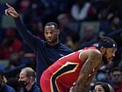 Willie Green ídí hru New Orleans Pelicans, v popedí Brandon Ingram.