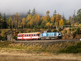 Lokomotiva ady 714 s osobním vlakem (Brtnický cyklovlak) zachycena dne 24. 10....
