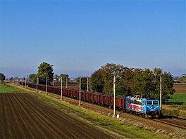 Lokomotiva ČD Cargo se svým uhelným vlakem u Hulína na Kroměřížsku