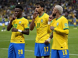 Brazilití fotbalisté (zleva)  Vini Jr,, Lucas Paqueta a  Neymar slaví gól v...