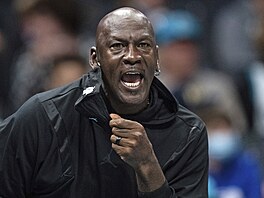 Michael Jordan coby majitel klubu Charlotte Hornets pro�ívá zápas s New York...