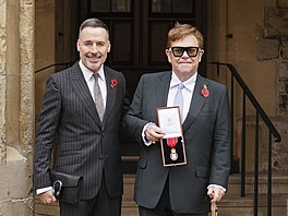 David Furnish a Elton John s ádem za zásluhy v oblasti hudby a charity...