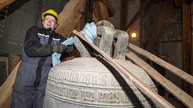 Z ve bval jezuitsk koleje v Kutn Hoe byly sneseny zvony, ek je oprava ve zvonask dln v nizozemskm Astenu. Na snmku je zvona a restaurtor zvon Petr Rudolf Manouek. (12. listopadu 2021)