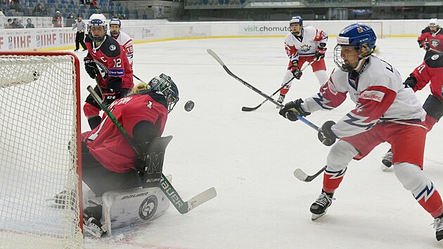 Česko - Norsko, olympijská kvalifikace o postup do Pekingu v hokeji žen. Dominika Lásková pálí.