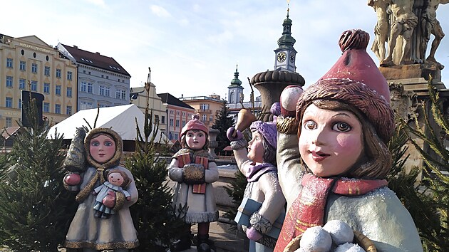 Na budějovickém náměstí mohou lidé vidět také dobové panenky v nadživotní velikosti.