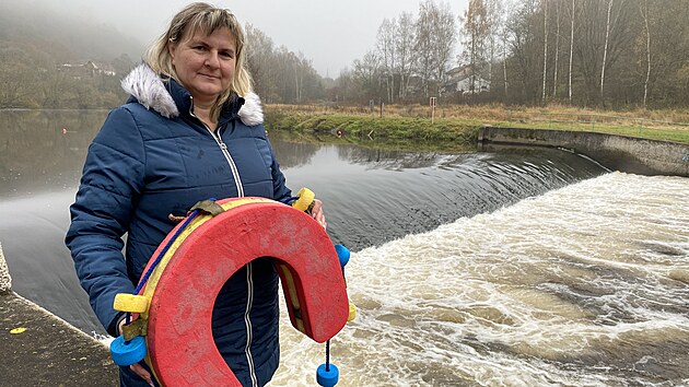 Jana Čečrlová z Radošova pokračuje po svém otci v záchraně topících se vodáků, kteří i přes zákaz sjíždějí nebezpečný radošovský jez na řece Ohři.