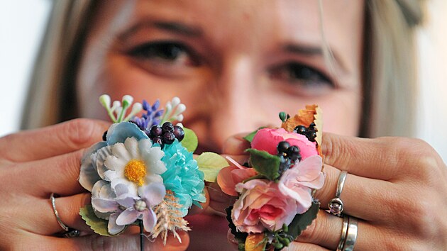 Eva Kuželková z Jirkova vyrábí také čelenky v květinovém stylu.