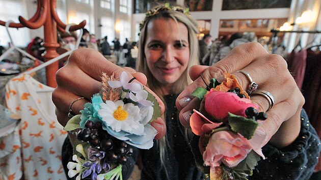 Eva Kuželková z Jirkova vyrábí také čelenky v květinovém stylu.