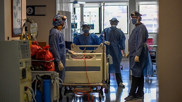 Lkai peuj o pacienta s covidem v nemocnici ve venezuelskm Caracasu. (19. bezna 2021)