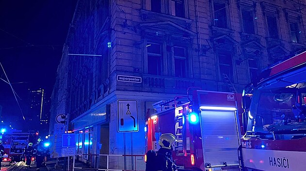 Dvě jednotky hasičů likvidovaly požár bytu v Praze 4. (16. listopadu 2021)