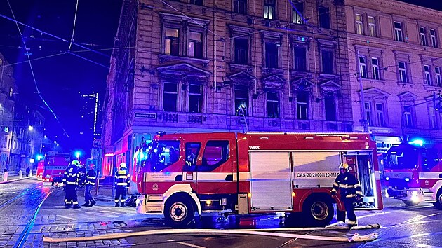 Dvě jednotky hasičů likvidovaly požár bytu v Praze 4. (16. listopadu 2021)