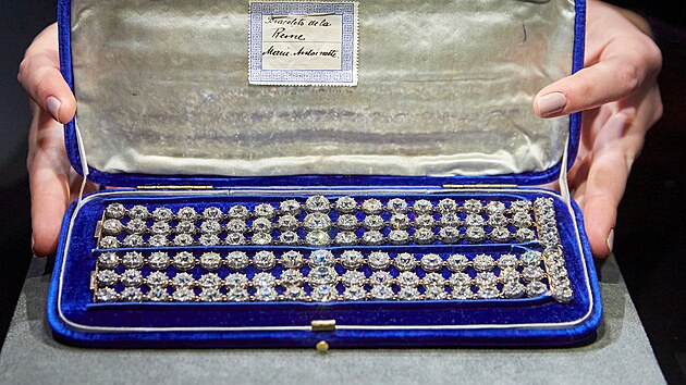 Diamantov nramky patc kdysi francouzsk krlovn Marii Antoinett. Snmek ped drabou ve vcarskm Curychu. (3. listopadu 2021)