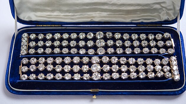 Diamantov nramky patc kdysi francouzsk krlovn Marii Antoinett. Snmek ped drabou ve vcarskm Curychu. (3. listopadu 2021)