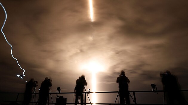 Start rakety spolenosti SpaceX Elona Muska k vesmrn stanici ISS. (10. listopadu 2021)