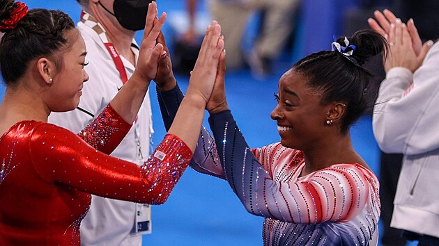 Americk gymnastka Sanisa Lee s tmovou kolegyn Simone Bilesovou na olympijskch hrch v Tokiu 2021