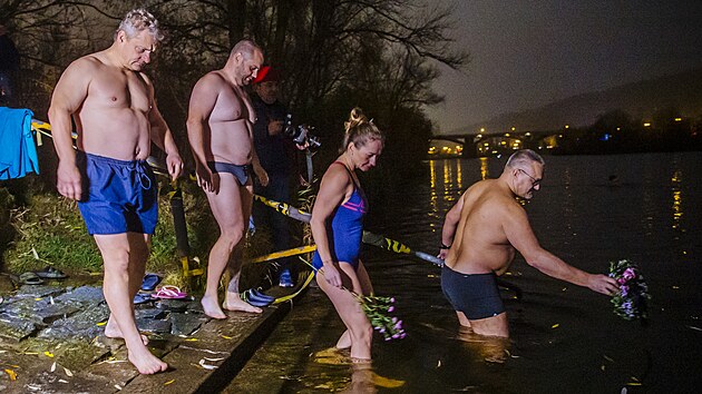 Otuilci zaplavali ve Vltav pi setmn a svkch kolem "bjky Boenky" a pustit kvtili kvtiny. (15. listopadu 2021)