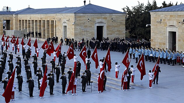 Tureck prezident Recep Tayyip Erdogan a dal turet vdci navtvili mauzoleum zakladatele modernho Turecka Mustafy Kemala Atatrka bhem vzpomnkov ceremonie k 83. vro jeho smrti v Ankae. (10. listopadu 2021)