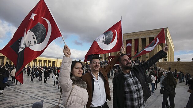 Lid mvaj vlajkami s obrzky zakladatele modernho Turecka Mustafy Kemala Atatrka bhem vzpomnkov ceremonie v jeho mauzoleu k 83. vro jeho smrti v Ankae. (10. listopadu 2021)