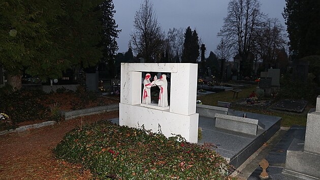 Neznámý pachatel posprejoval červenou barvou na ústředním olomouckém hřbitově několik náhrobních kamenů, pomník obětem první světové války a dřevěnou sošku anděla.
