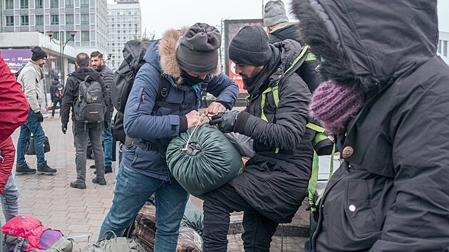 Migranti, kteří chtějí přejít hranice do Evropské unie, se shromažďují před nákupním centrem v Minsku. (13. listopadu 2021)