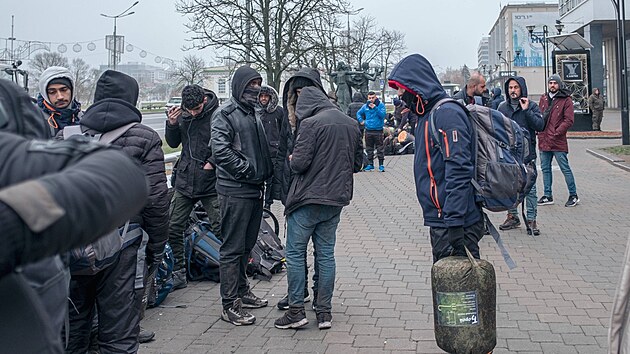 Migranti, kte chtj pejt hranice do Evropsk unie, se shromauj ped nkupnm centrem v Minsku. (13. listopadu 2021)