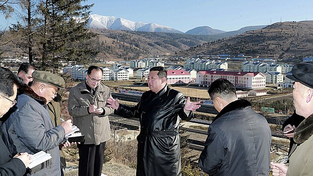 Vůdce KLDR Kim Čong-un navštívil pokračující výstavbu ve městě Samjijon. (16. listopadu 2021)