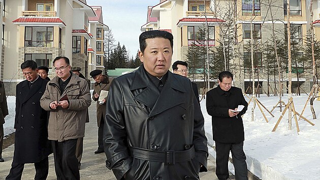 Vůdce KLDR Kim Čong-un navštívil pokračující výstavbu ve městě Samjijon. (16. listopadu 2021)