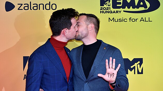 Adam Hanol a Marton Pal na ervenm koberci MTV Europe Music Awards v Budapeti. (14. listopadu 2021)
