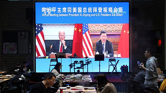 Konference amerického prezidenta Joea Bidena a čínského vůdce Si Ťin-pchinga přenášena na obrazovce v Pekingské restauraci. (15. listopadu 2021)