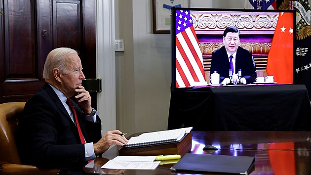 Americk prezident Joe Biden na virtuln konferenci s nskm vdcem Si in-pchingem v Blm dom (15. listopadu 2021)
