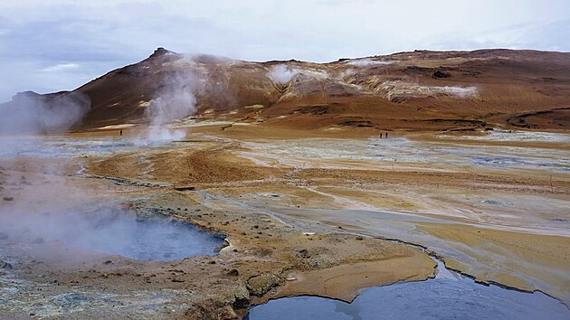 Nedaleko od sebe le ivouc (a pchnouc) geotermln pole s jezrky vrouc vody a sirnatho bahna a modern termln lzn s modrou minerln vodou.