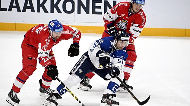 Finský útočník Valtteri Filppula mezi českými hráči Davidem Kaše (vlevo) a Filipem Chlapíkem