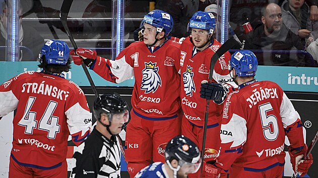 Čeští hokejisté Matěj Stránský, Matěj Blümel, Filip Chlapík a Jakub Jeřábek (zleva) se radují z gólu proti Finsku.