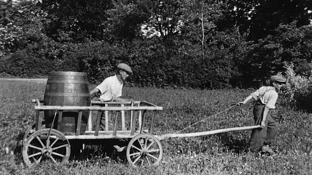 V 1. polovině 20. století začala ovocná úroda putovat stále častěji spíše do kvasných nádob než do sušáren.