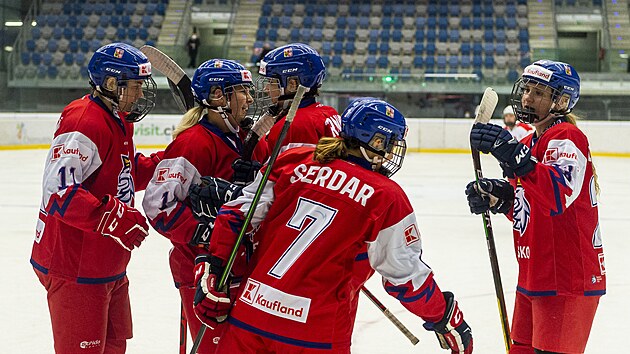 Kvalifikace hokejistek o postup na OH v Pekingu: Polsko - Česko. Hráčky Česka se radují z gólu.