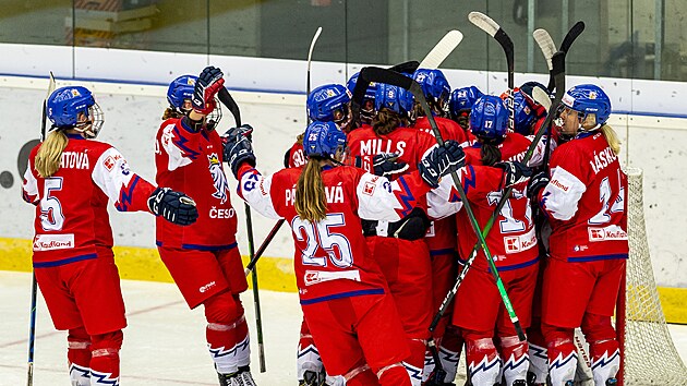 Kvalifikace hokejistek o postup na OH v Pekingu: Polsko - Česko. Hráčky Česka se radují z vítězného utkání.