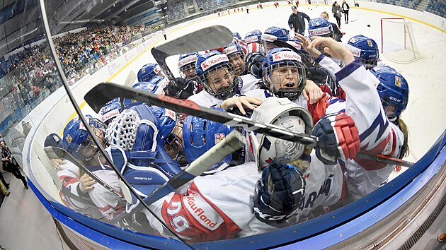 České hokejistky slaví postup na olympijské hry v Pekingu.