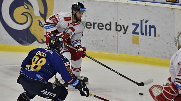 Utkn 24. kola hokejov extraligy: PSG Berani Zln - HC Olomouc. Zdenk Okl ze Zlna (vlevo) napad Dalibora eznka z Olomouce.