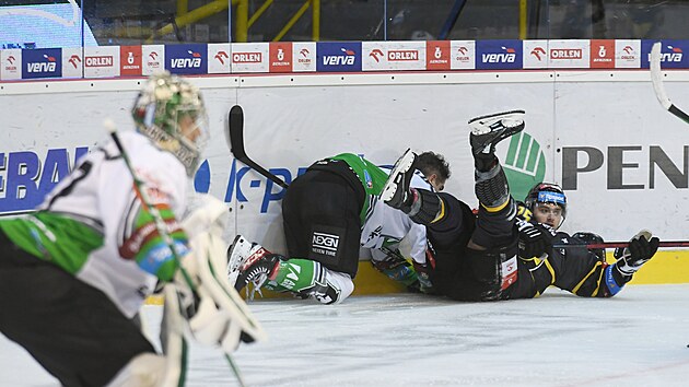 Hokejov extraliga, 24. kolo, Litvnov - Mlad Boleslav. Patrik Zdrhal z Litvnova (vpravo) le na led.