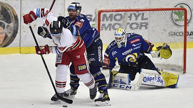 Utkn 24. kola hokejov extraligy: PSG Berani Zln - HC Olomouc. Zleva Rostislav Olesz z Olomouce, obrnce Tom ika a brank Libor Kak ze Zlna.