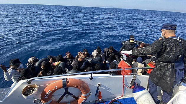Tureck poben str vytahuje na palubu zhruba stovku adatel o azyl, kter eck sly zatlaily zpt do tureckch teritorilnch vod. (13. jna 2021)