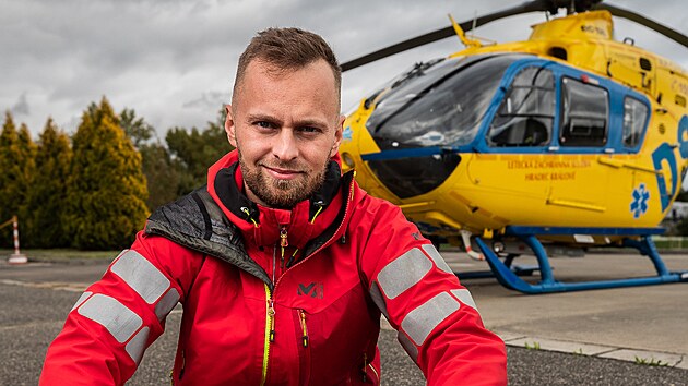 MUDr. Marek Dvok, Ph.D., MBA, pracuje u pozemn i leteck zchrann sluby v Hradci Krlov a krom toho si odskakuje na oddlen urgentnho pjmu do Fakultn nemocnice v praskm Motole.