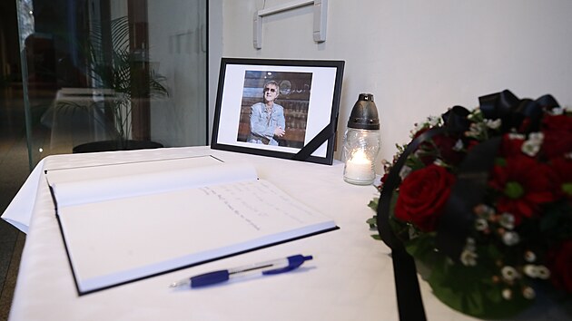 Slovensk velvyslanectv v Praze v souvislosti s mrtm Miroslava birky zpstupn v ptek 12. listopadu v prostorch adu kondolenn knihu, a to mezi 09:30 a 12:00 a od 13:00 do 15:00.