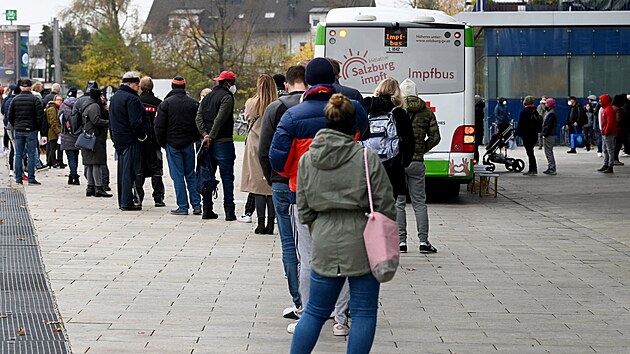 Lidé stojí ve frontě na očkování proti covidu-19 v „Impfbusu“ v Salcburku. (15. listopadu 2021)