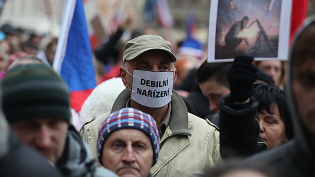 Demonstrace hnutí Otevřeme Česko-Chcípl PES a dalších desítek uskupení proti protiepidemickým opatřením a "covidové totalitě“. (17. listopadu 2021)