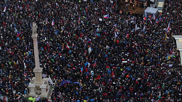 Demonstrace hnutí Otevřeme Česko-Chcípl PES a dalších desítek uskupení proti protiepidemickým opatřením a "covidové totalitě“. (17. listopadu 2021)