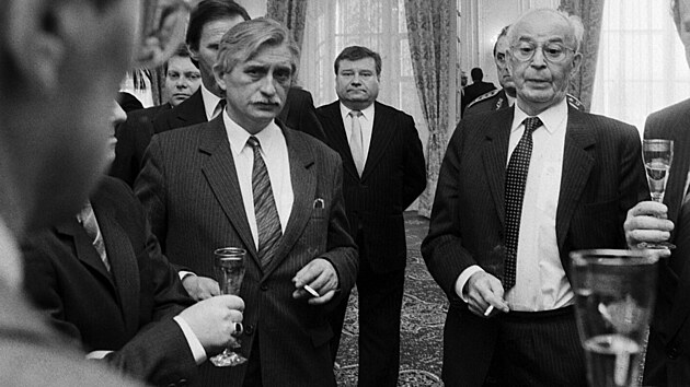 Nov� jmenovan� �lenov� vl�dy �SSR slo�ili 10.prosince na Pra�sk�m hrad� do rukou prezidenta �SSR Gust�va Hus�ka �stavou p�edepsan� slib. P�edseda vl�dy Mari�n �alfa (vpravo), Gust�v  Hus�k (druh� zprava) a Ji�� Dienstbier .