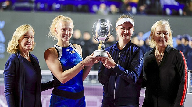 Barbora Krejčíková a Kateřina Siniaková pózují s trofejí pro šampionky Turnaje mistryň, gratulují jim legendární Martina Navrátilová (vpravo) a Chris Evertová.